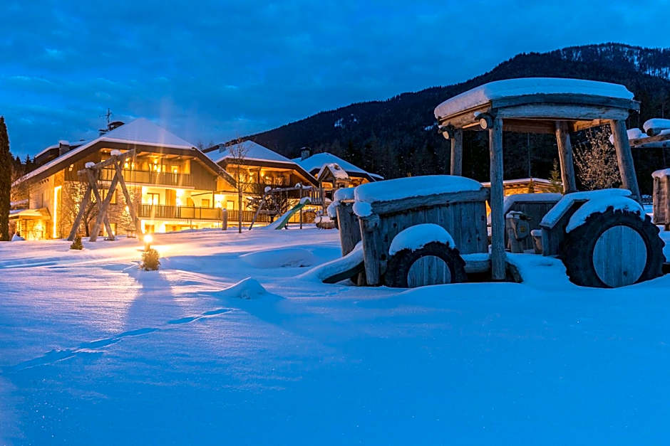 Aparthotel Familiaris - Family Apartments - Pools & Spa in Dolomites