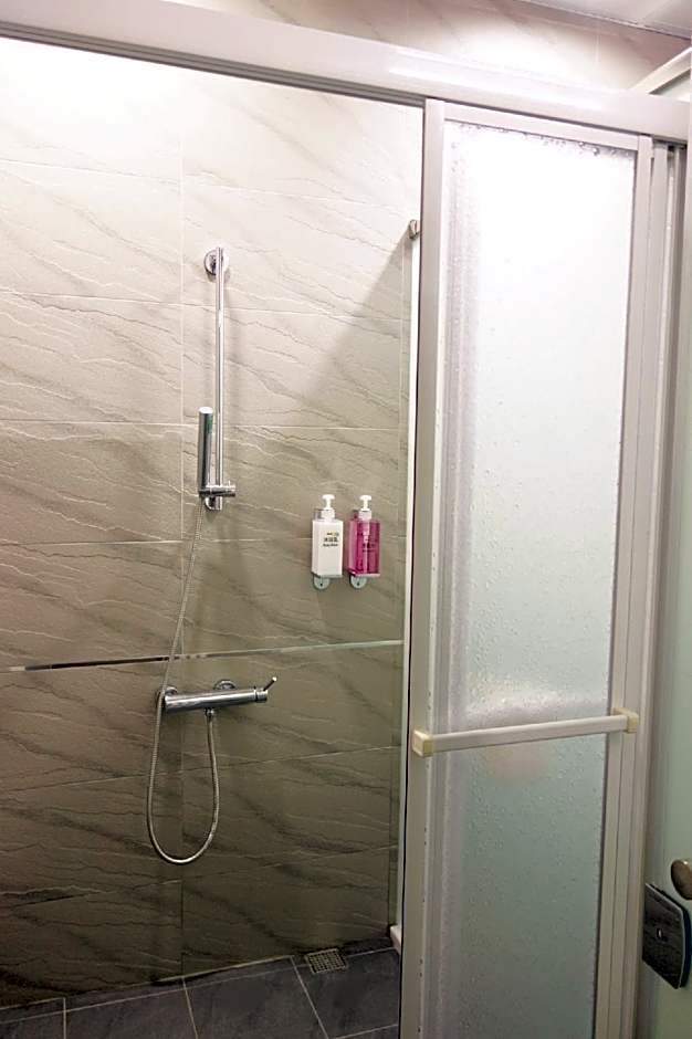 Douzi Hotel Taoyuan Airport Metro THSR A17