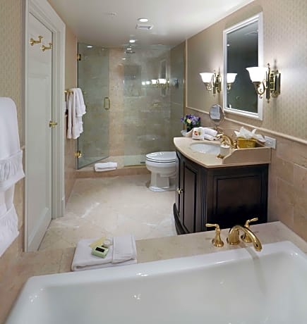 1 King Bed Madison Shoreline View