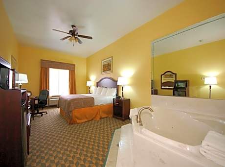 1 KING BED,NSMK,32 IN LCD TV,JACUZZI,MICROFRIDGE,FULL BREAKFAST