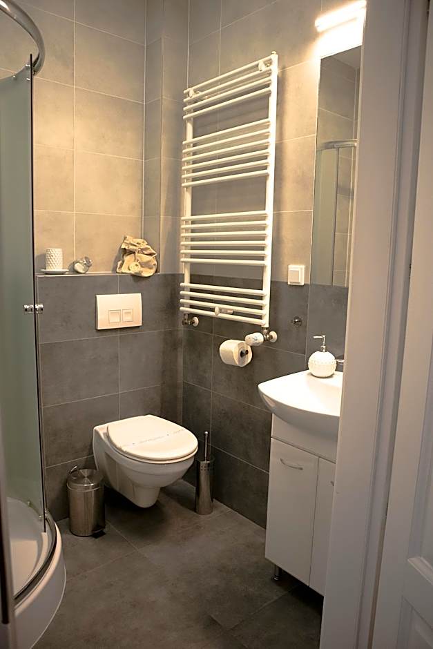 Oak Tree Old Town Apartments