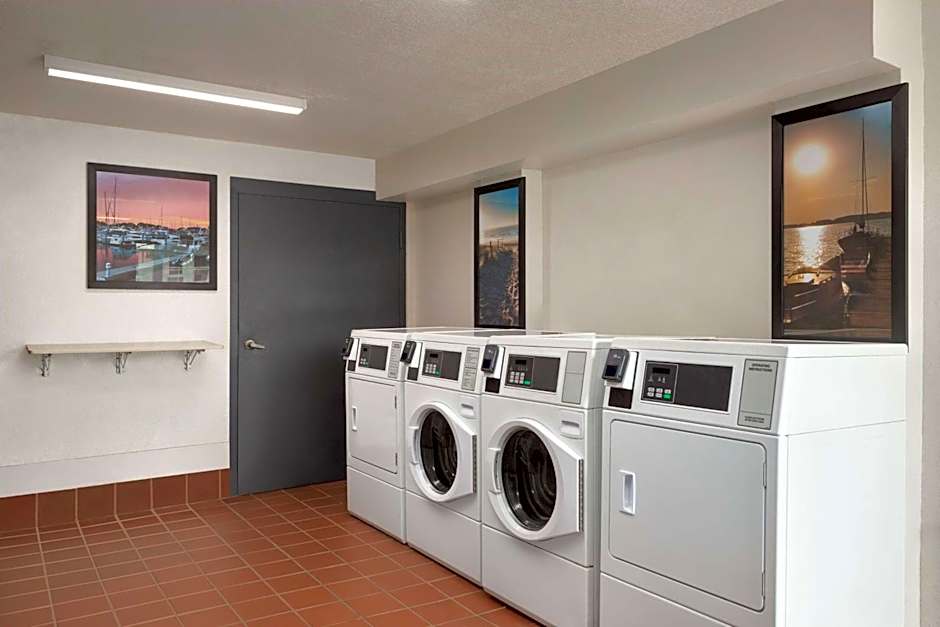 La Quinta Inn & Suites by Wyndham Oceanfront Daytona Beach