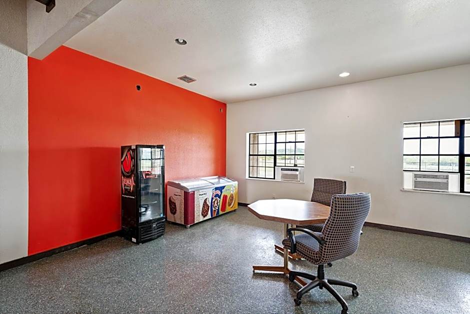 OYO Hotel Junction TX I-10