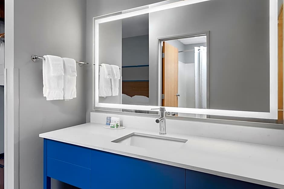 AmericInn by Wyndham Eagle River Downtown