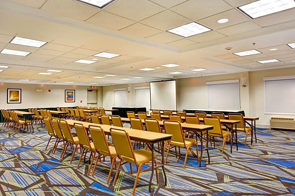 Holiday Inn Express Hotel & Suites Milwaukee-New Berlin By IHG