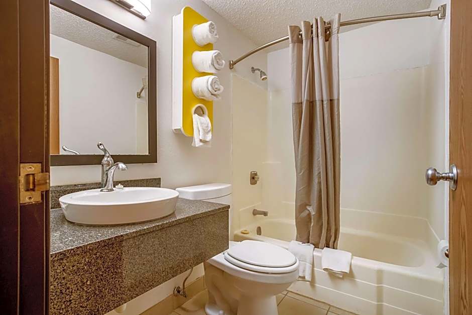 Motel 6-Albert Lea, MN