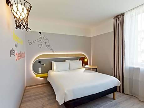 Room with Queen Bed and Sofa Bed