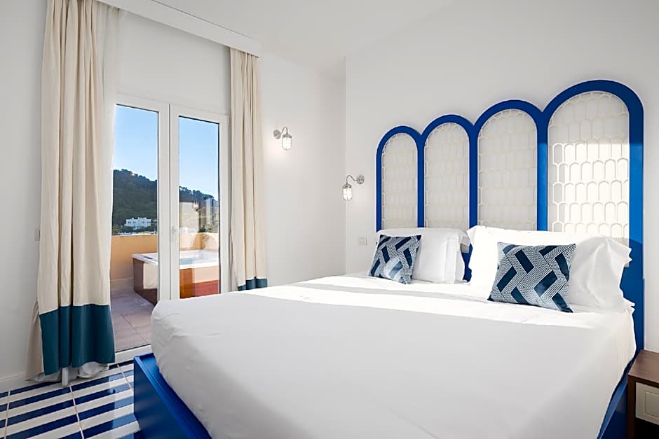 Photo 1 of 6 of Deluxe Suite, Sea View