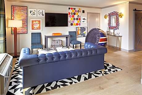 Junior King Suite with Pool View