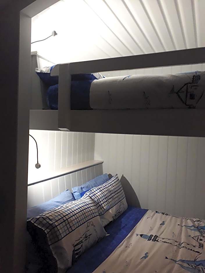 Allibella Shepherds Hut, Amazing Seaview, Private garden, Pet Friendly