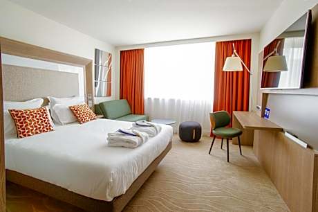 Executive Double Room with Sofa and River View