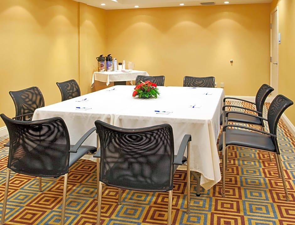 Holiday Inn Express Hotel & Suites Santa Cruz By IHG
