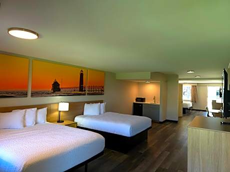 Bluewater Suite with Three Queen Beds - Non-Smoking