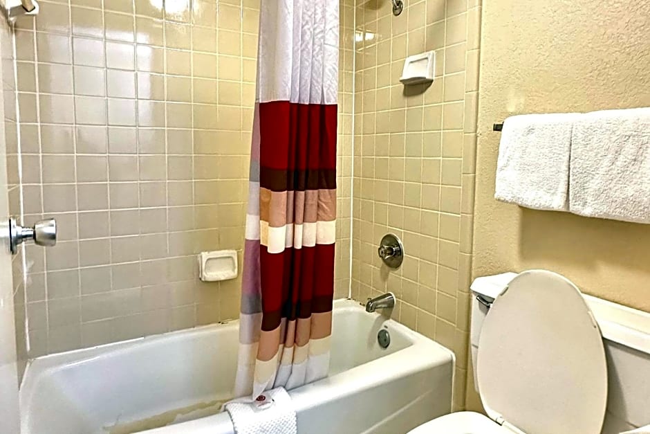 Days Inn & Suites by Wyndham Bossier City