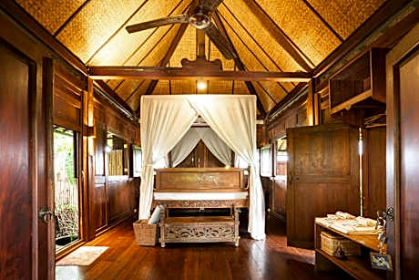 Bungalow with Garden View