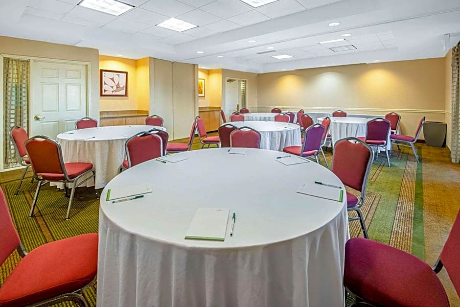 La Quinta Inn & Suites by Wyndham Sherman