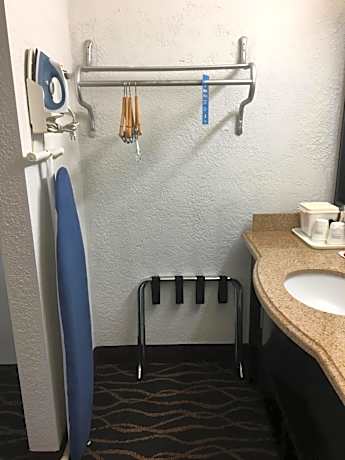 Deluxe King Room with Bath Tub - Mobility/Hearing Accessible - Non-Smoking