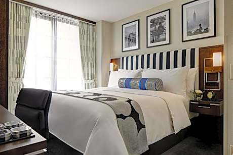 Classic King Mobility- and Hearing-Accessible Guest Room With Tub