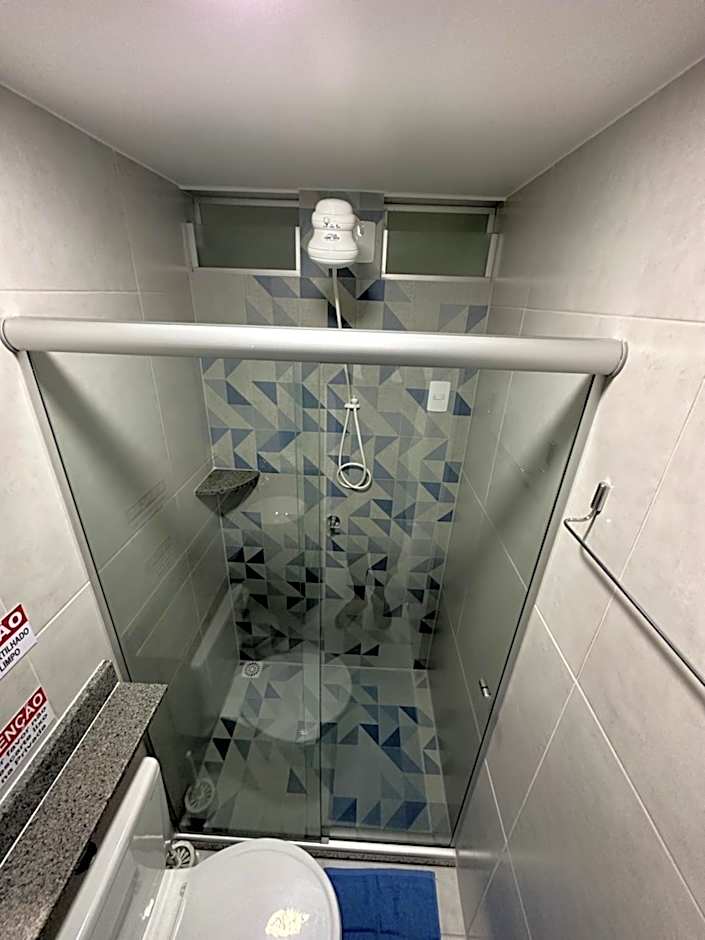 Quarto privativo com banheiro compartilhado em Pousada recém construída,a 500mts do pátio do forró