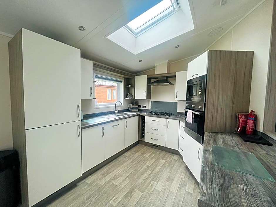 Garden View Lodge with Hot Tub