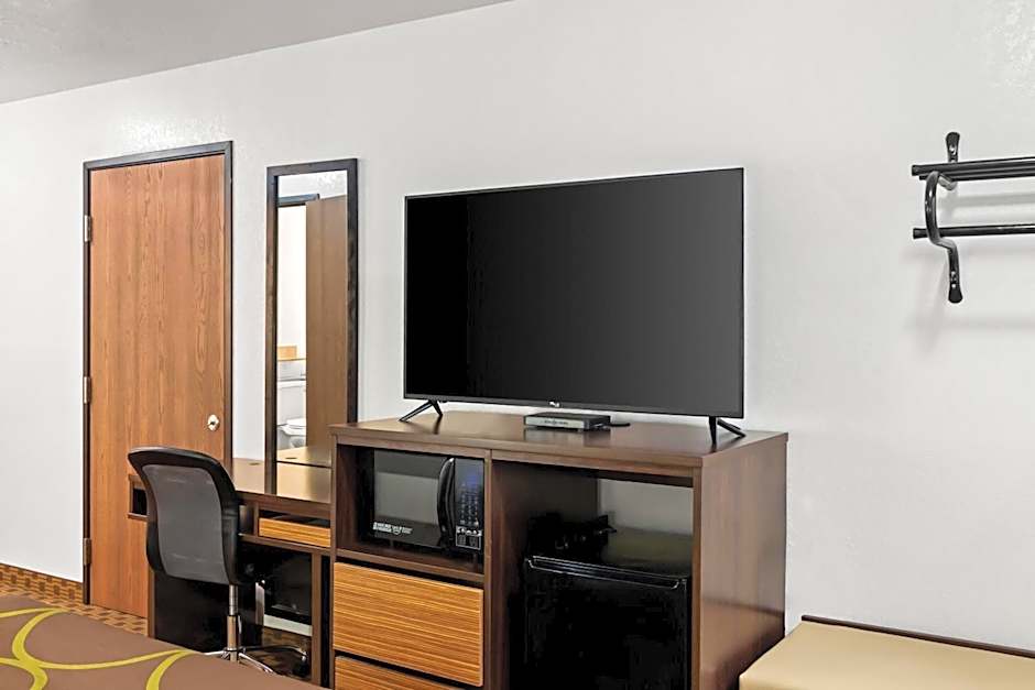 Super 8 by Wyndham Santa Rosa