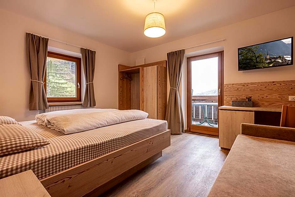 SAN PIETRO DOLOMITI Small Budget Hotel