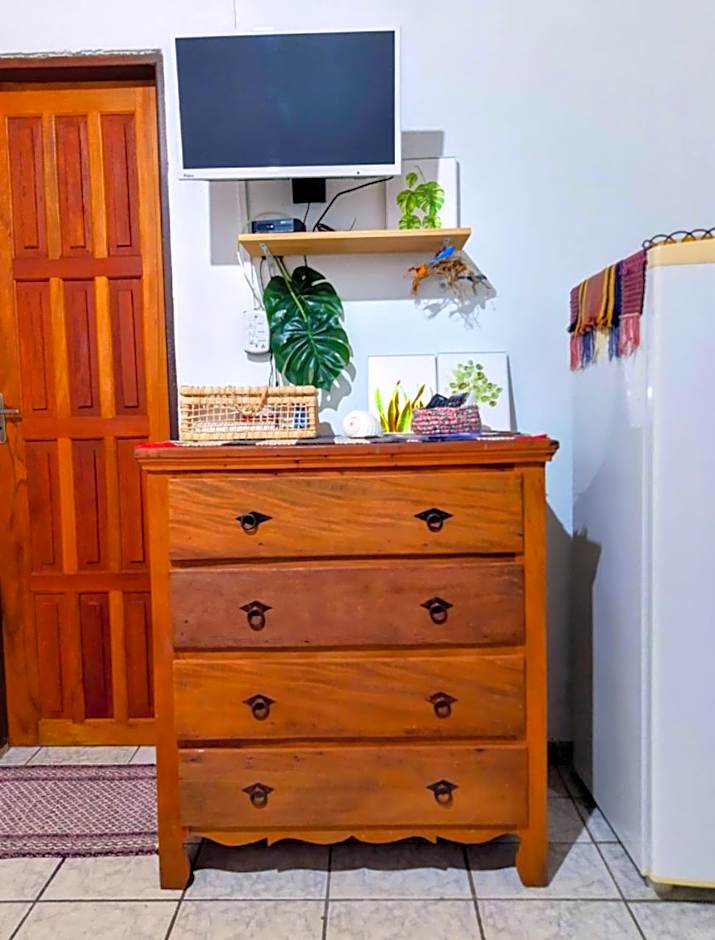 Suíte Pé na Areia- Espaço Independente na Praia do Curral com localização privilegiada - simplicidade e comodidade com o pôr do sol mais lindo de Ilhabela - melhor custo benefício para até 4 pessoas , na Av José Pacheco do Nascimento nº 7682