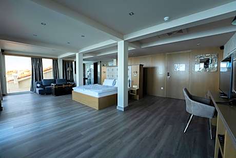 One-Bedroom Suite with Balcony and Sea View