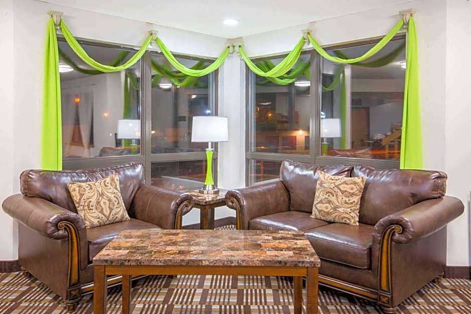 Super 8 by Wyndham Toledo