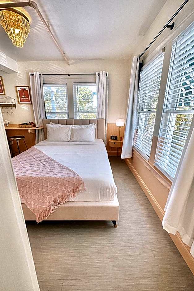 Peninsula Bed & Cocktails