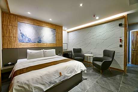 Double Suite - Breakfast for 1 person