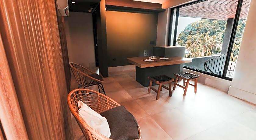 The Funny Lion - El Nido