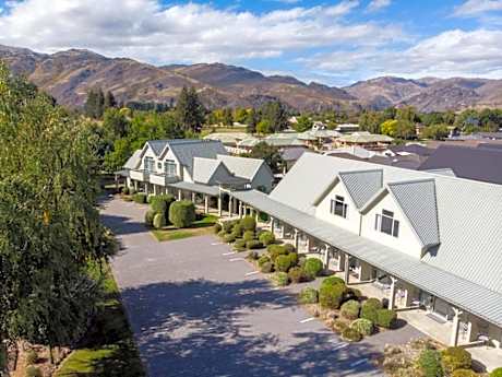 Colonial Manor Motel