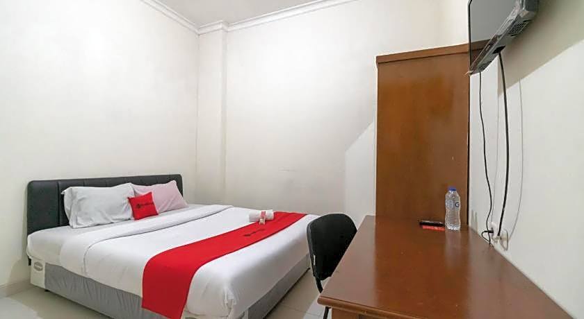RedDoorz near Universitas Esa Unggul Bekasi Harapan Indah