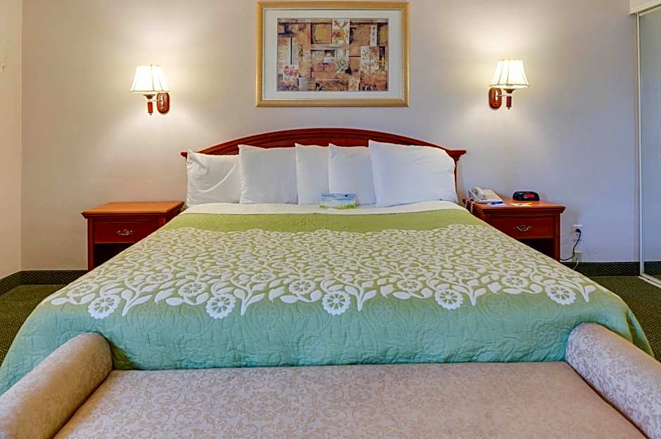 Days Inn & Suites by Wyndham Fullerton