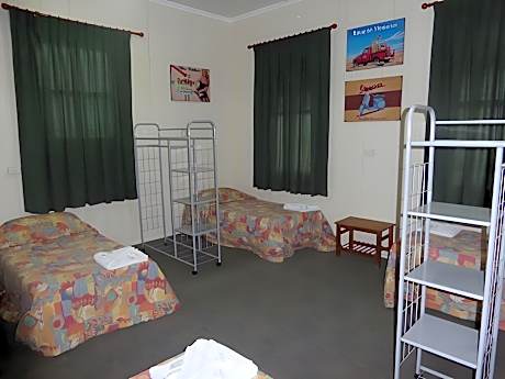 Dorm (3-4 persons, dormitory room with shared bathroom)