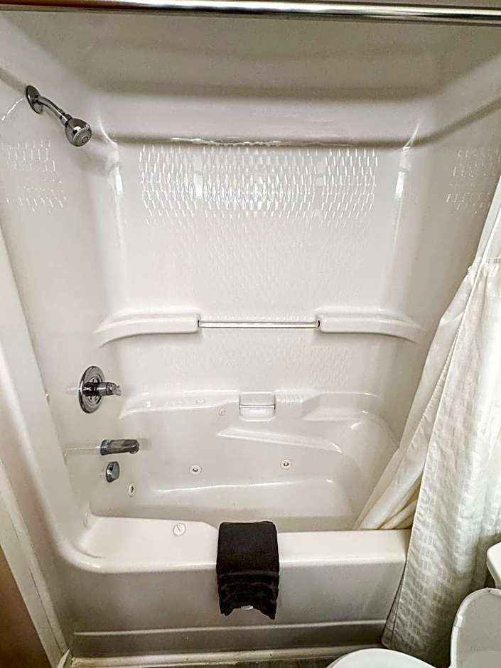 Lake Bluff Inn and Suites