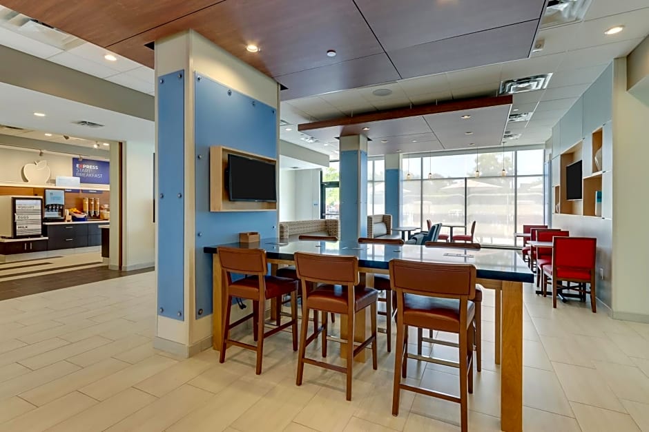 Holiday Inn Express - Wilmington - Porters Neck, an IHG Hotel