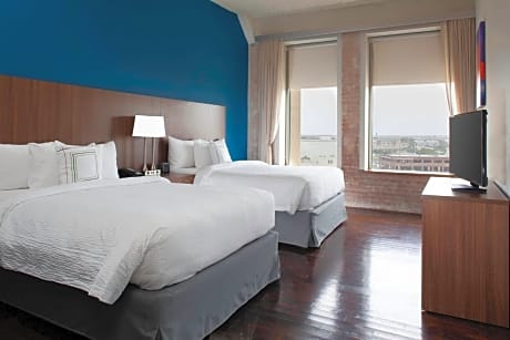 Queen Studio with Sofa Bed and Roll-in Shower - Mobility Accessible