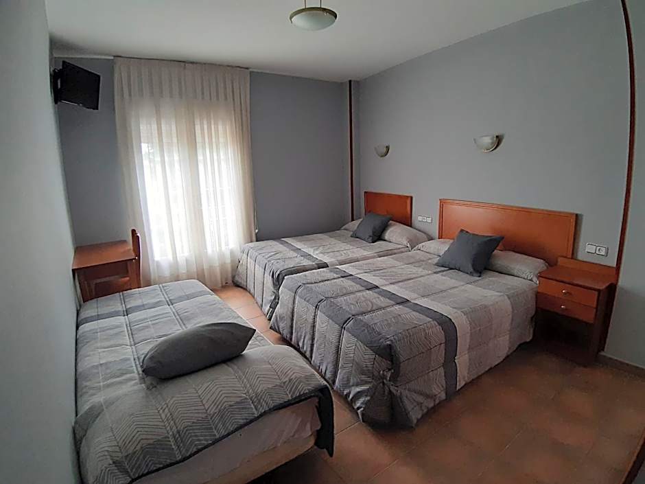 Hotel Los Leones, el más cercano a Warner