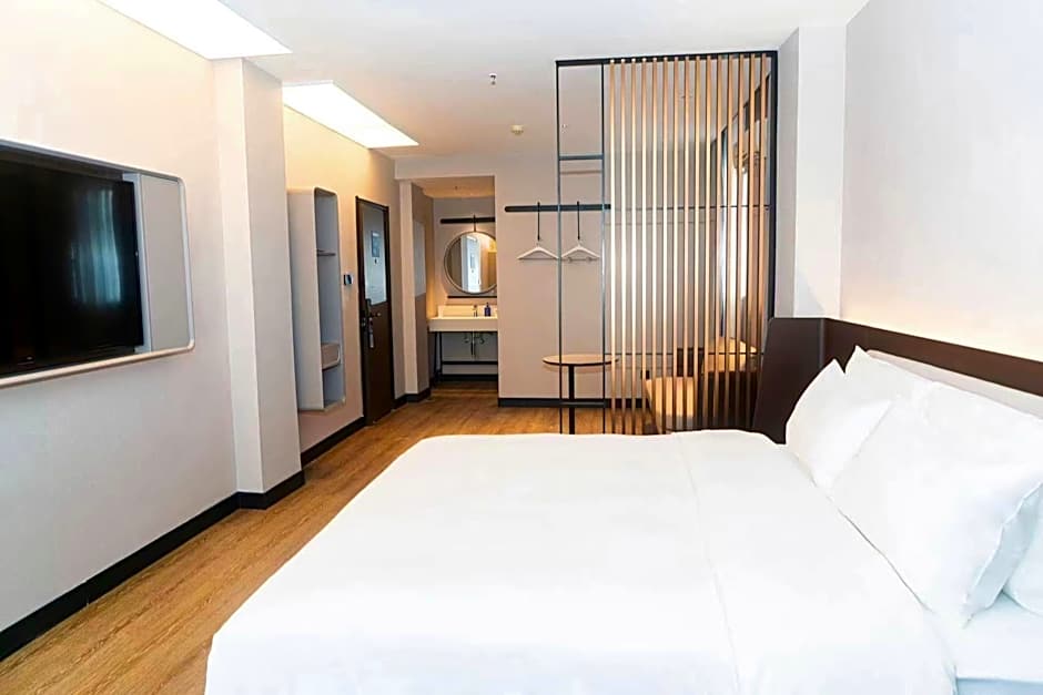 Hanting Hotel Wuhan Hongshan Square Metro Station