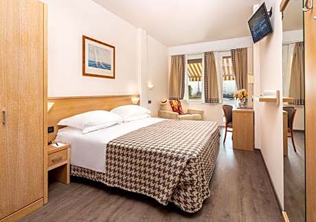 Triple Room with Terrace and Sea View