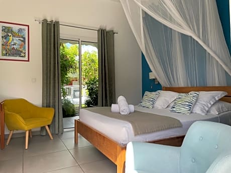 1 King Bed, Pool View