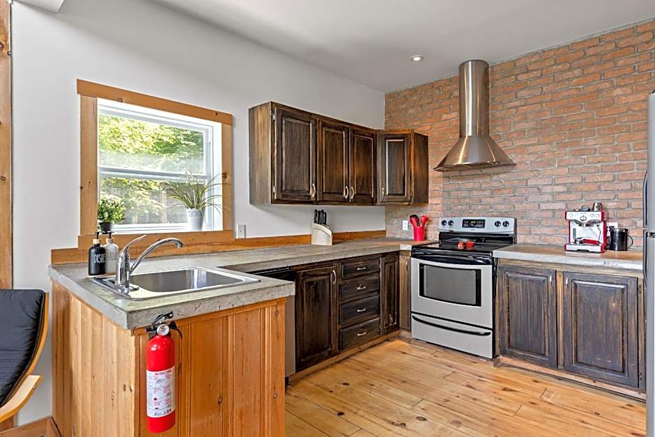 Rustic Waterfront Chalet Panoramic View and Spa