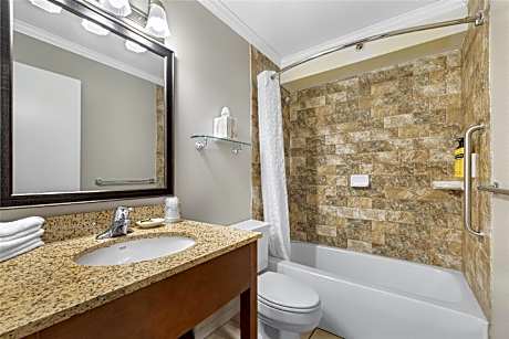 1 King 2 Doubles Pres Suite Non-Smoking