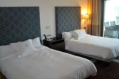 Family Room (2 Adults + 2 Children)