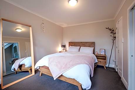 Deluxe One-Bedroom Apartment