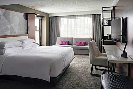 Concierge Lounge Access, Guest Room, 1 King, Sofa Bed, Corner Room, Balcony