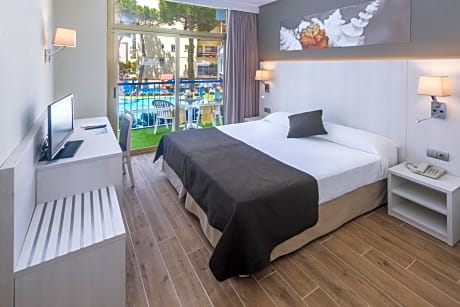 Twin Room with Balcony and Pool View