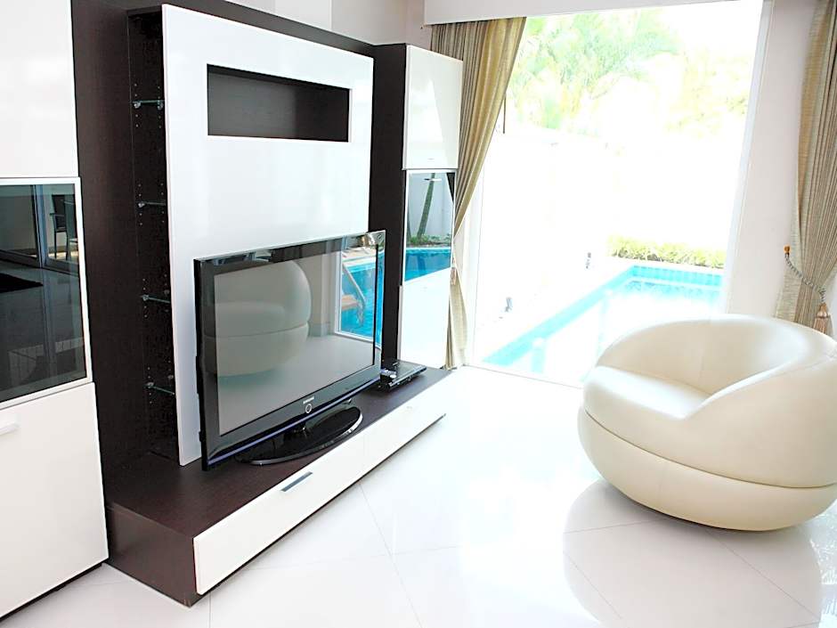 Hidden Palm Pool Villas